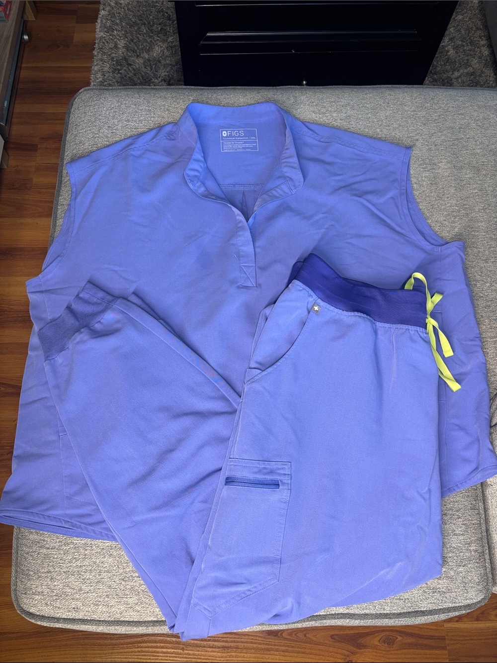 Figs Rafaela Tunic Scrub Top and High Waisted Zamora Jogger Scrub Pants